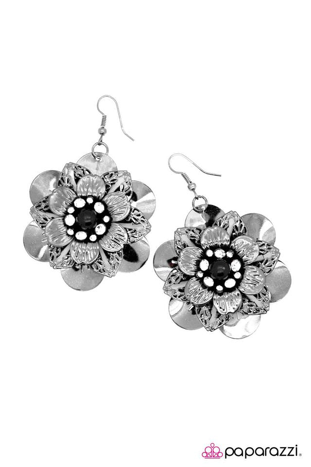 Paparazzi ~ Midnight Garden - Black Earrings