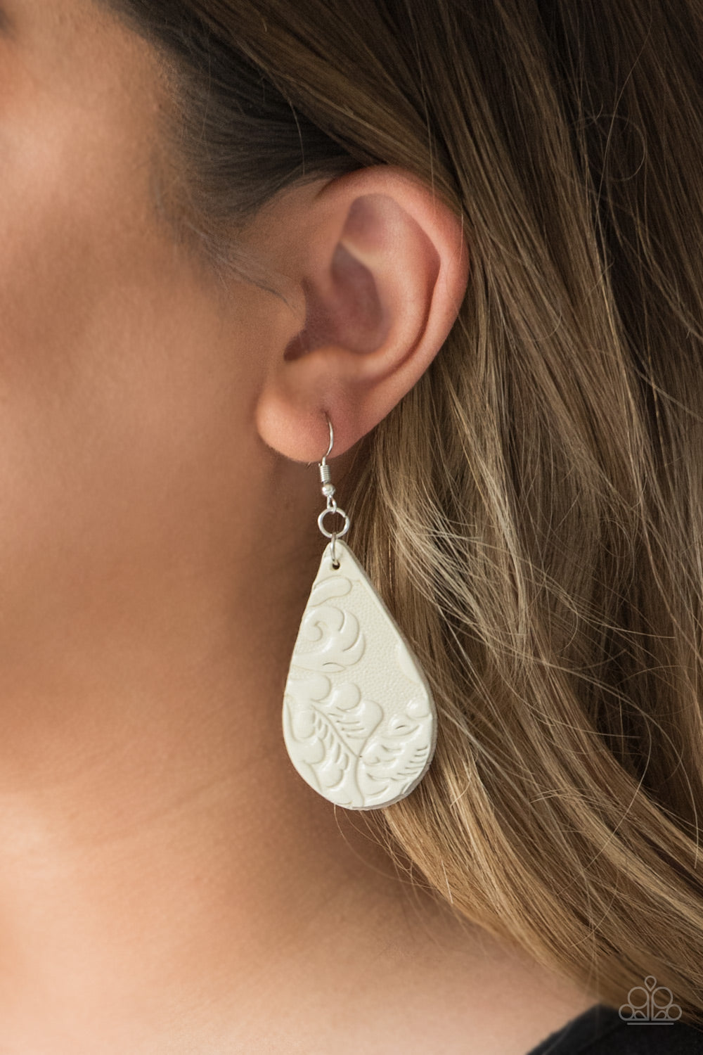 Paparazzi ~ Feelin Groovy - White Earrings