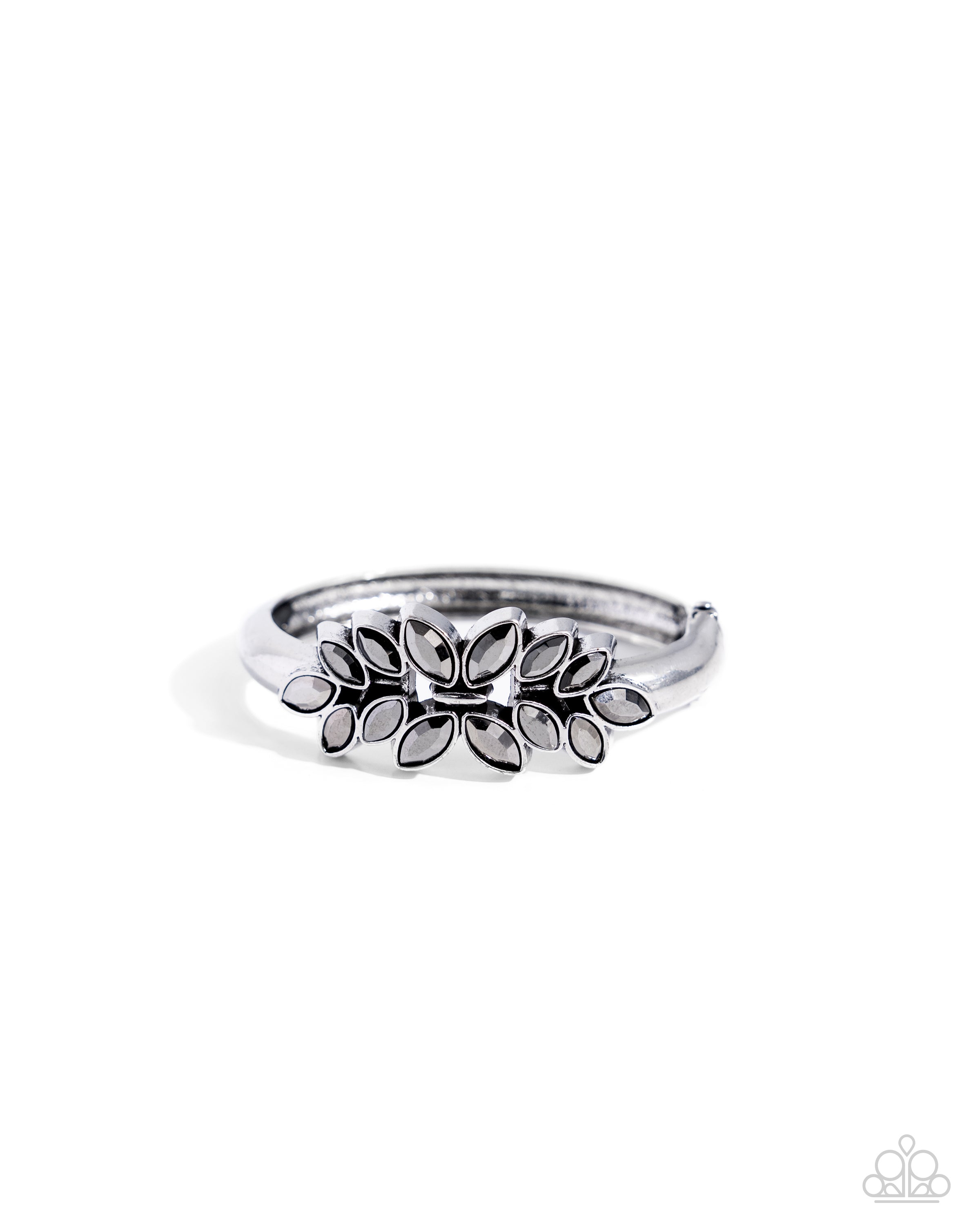 glamorously-garnished-silver-p9re-svxx-293xx