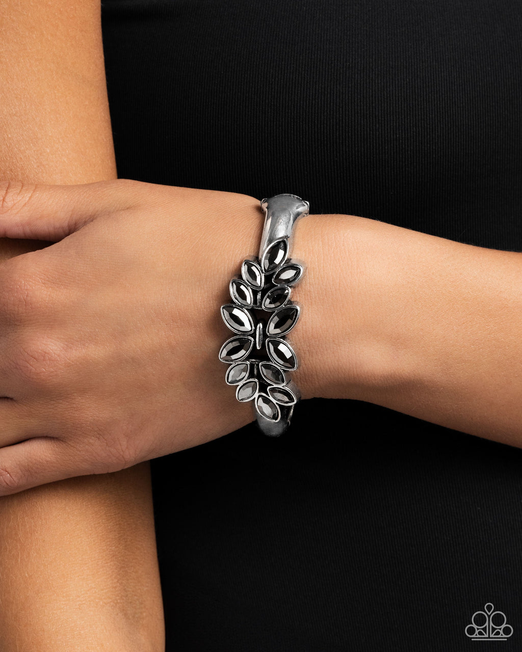 glamorously-garnished-silver-p9re-svxx-293xx