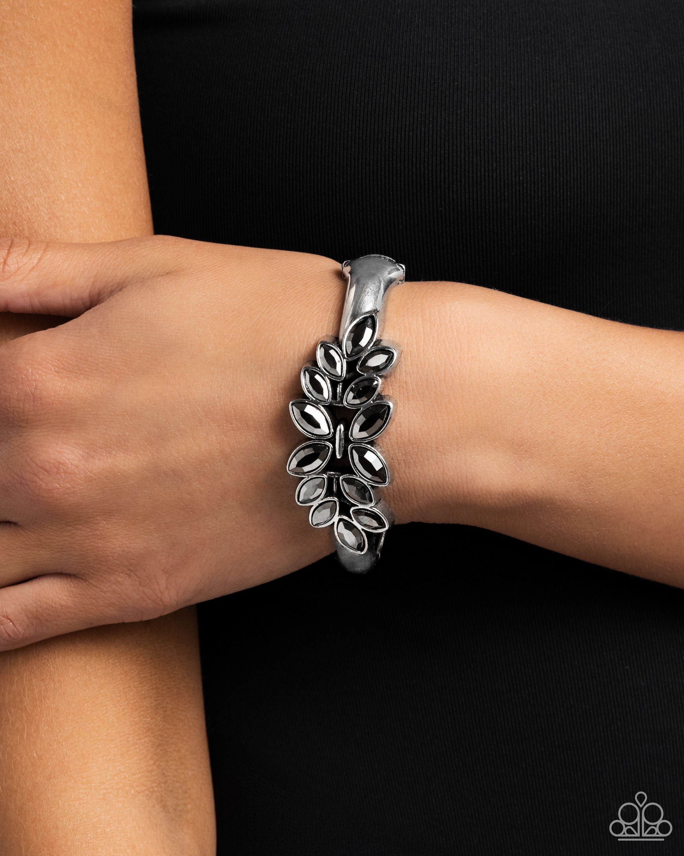 glamorously-garnished-silver-p9re-svxx-293xx