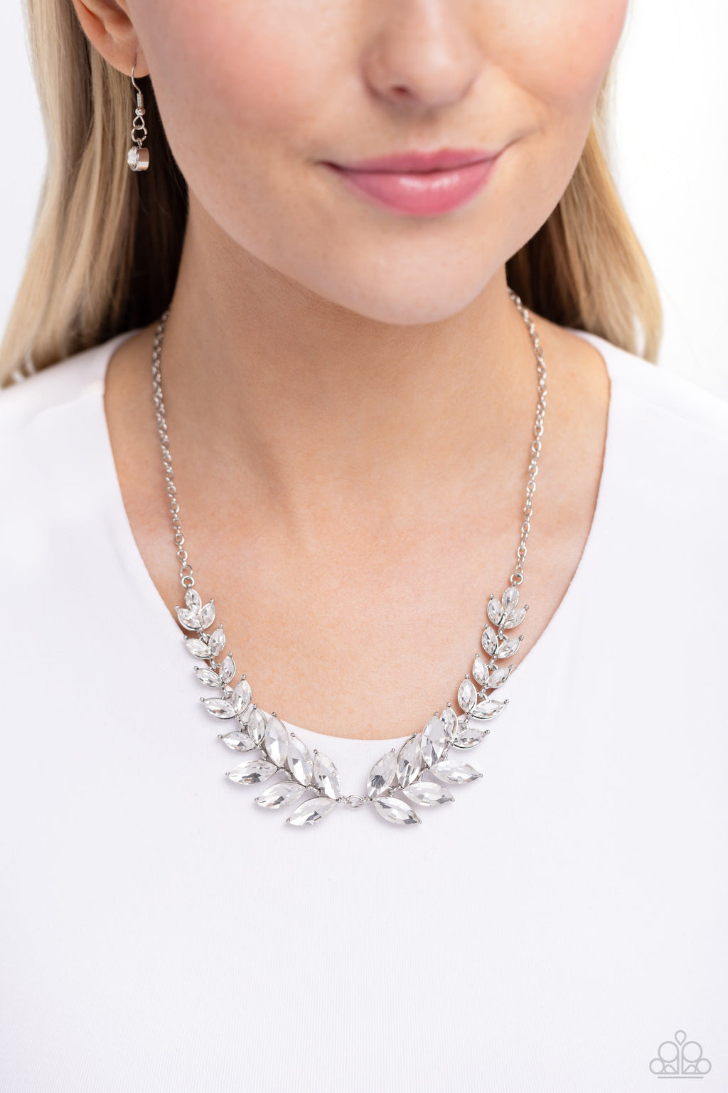 luxury-laurels-white-p2re-wtxx-654xx
