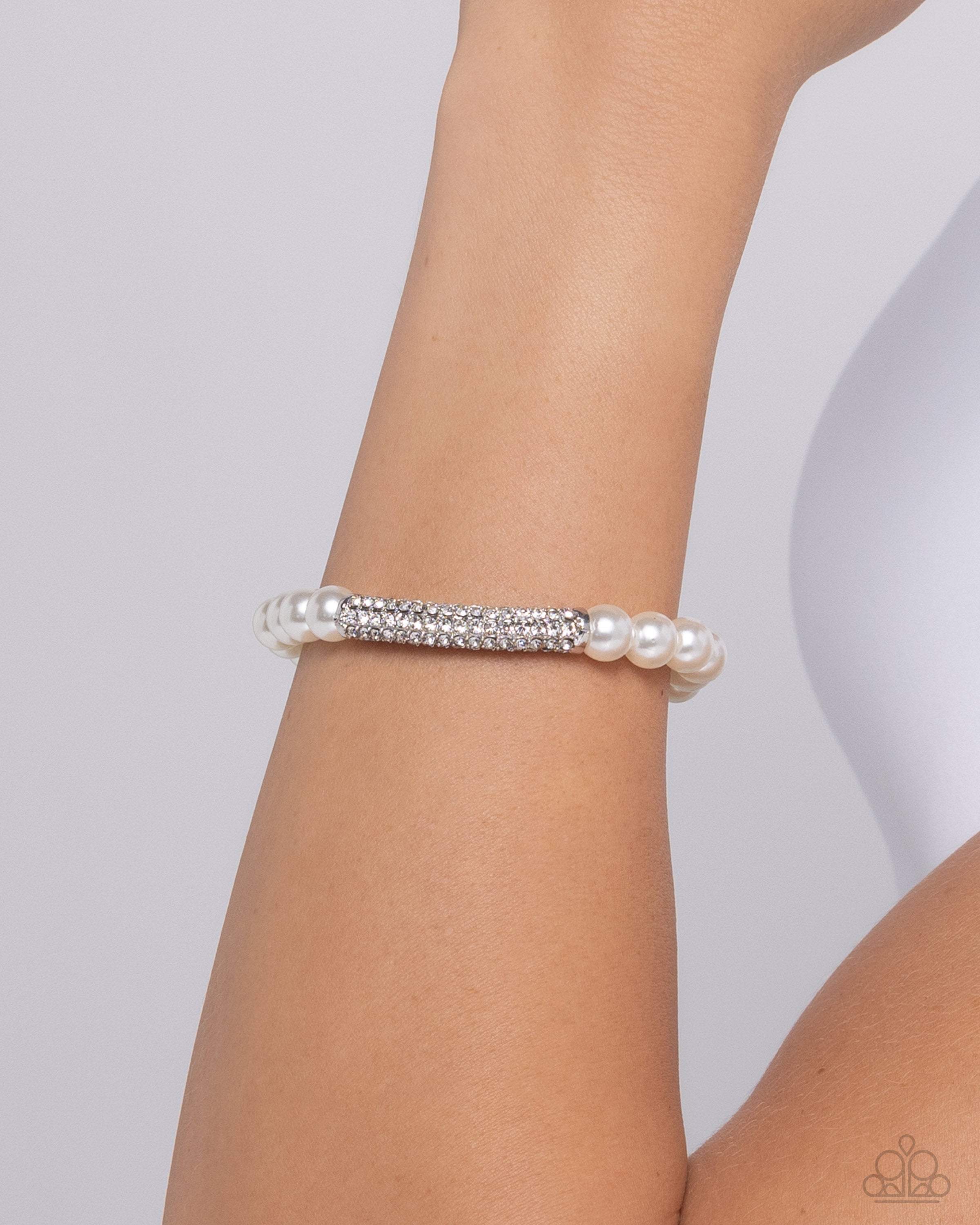 elegance-embodied-white-p9re-wtxx-592xx