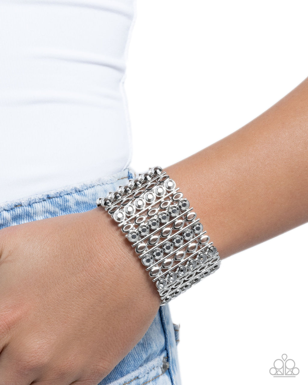 reflective-rows-silver-p9re-svxx-353xx